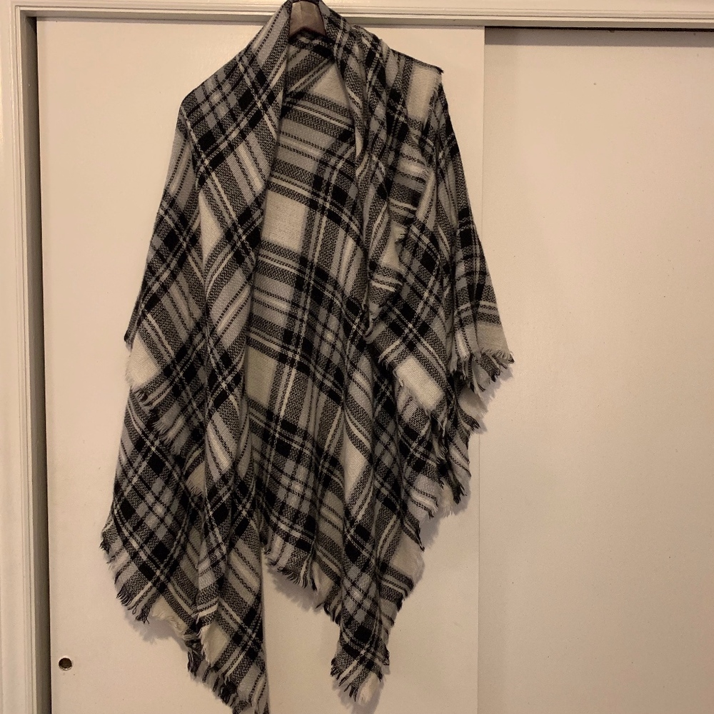 Black and White Blanket Scarf